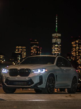 New York, ABD 'deki Brooklyn Köprüsü' ndeki güzel beyaz BMW 'nin dikey çekimi.