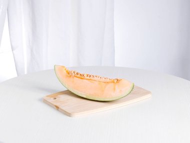 Beyaz bir masada doğranmış taze bir kavun.