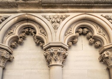 Cuenca, İspanya 'nın gotik katedralinin dış cephesindeki mimari bir detay.