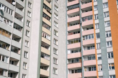 Polonya 'daki güzel ve renkli binaların ön cephesi