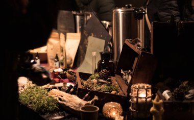 Gece pazarındaki farklı ürünlerin yakın plan çekimi.