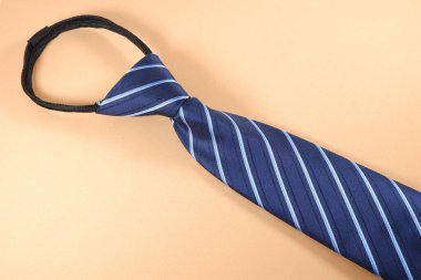 Sarı arka planda bir kravatın yakın çekimi