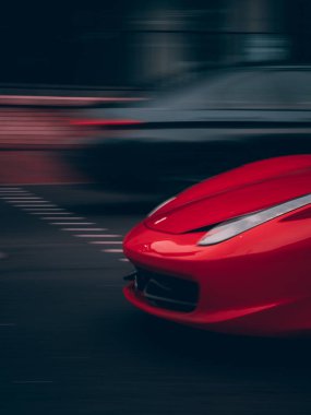 Parlak, kırmızı bir Ferrari 'nin ön tamponuna yakın çekim.