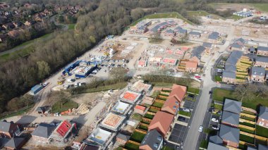 Ev çatılarının kuş bakışı görüntüsü. İnşaat alanı, konut inşaatı, mühendislik, geliştirme.