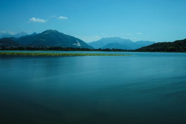 İtalya 'daki Alserio Gölü' nün uzun pozlu bir görüntüsü.