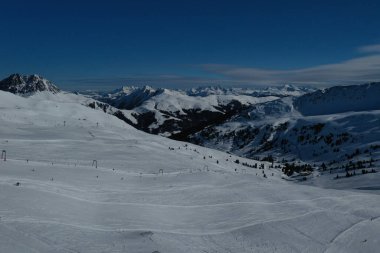 Gündüz vakti karla kaplı Alpler 'in güzel bir manzarası.