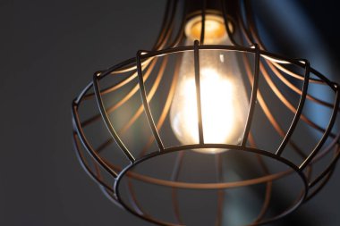 Tavandan sarkan ışığın yakın çekimi.