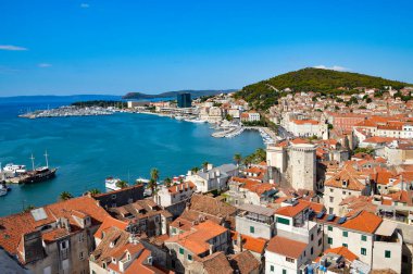 Hırvatistan 'ın Split kentinde mavi denizin kıyısındaki güzel binaların manzarası