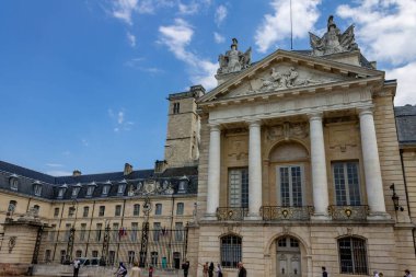 Burgundy Dükleri ve Malikaneleri Sarayı veya Palais des ducs et des Etats de Bourgogne Sarayı. Dijon.