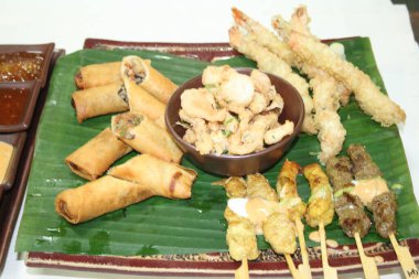 Beyaz arkaplanı olan lezzetli bir yemeğin yakın çekimi.