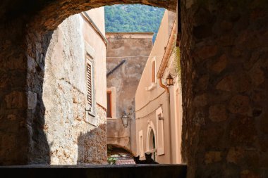 İtalya 'nın Abruzzo bölgesindeki bir ortaçağ köyü olan Villalago' nun evleri arasında dar bir sokak.