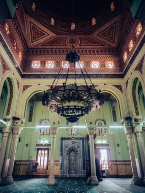 Gündüz vakti Mısır 'ın Aswan kentinde caminin girişinin dikey görüntüsü, büyük avize ve bir caminin iç ayrıntıları.