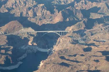 Nevada ve Arizona eyaletleri arasındaki sınırdaki güzel Hoover Barajı 'nın hava manzarası.