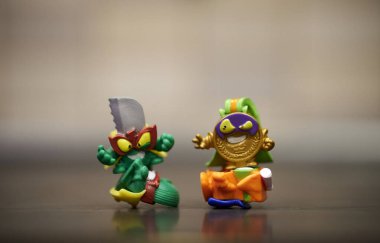 Magicbox Super Things 'in yakın çekimi kötü oyuncaklar kahramanların üzerinde duruyor.