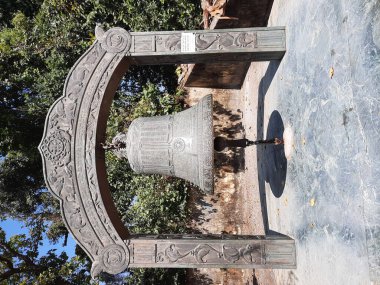 Güneşli bir günde büyük dünya barış çanının (dharma bell) manzarası