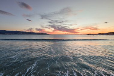 İspanya 'nın Galiçya kentindeki Panjon adlı küçük bir kasabanın plajında güzel bir gün batımı.