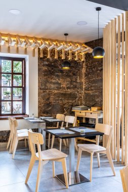 Çağdaş tasarımlı bir restoranın iç kısmının dikey çekimi.