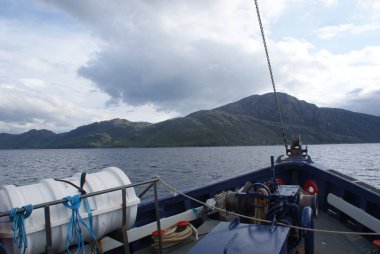 İskoçya 'da dağlar kadar geçmişi olan deniz manzaralı güzel bir tekne.