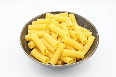 Beyaz arka planda çiğ makarna yakın plan.