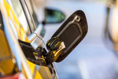 Yakıt deposu kapağının yakın plandaki bulanık arkaplandaki görüntüsü.