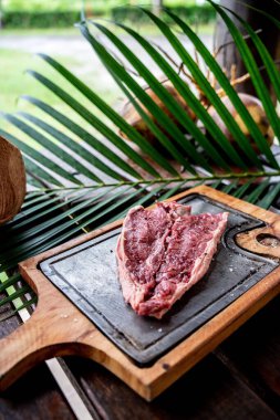 Baharatlı çiğ biftek.