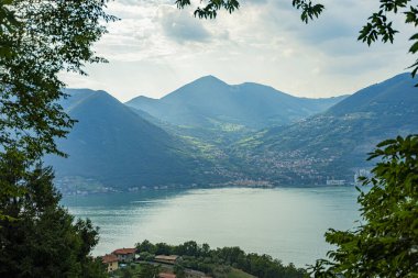İtalya 'daki Iseo Gölü' nün güzel manzarası.