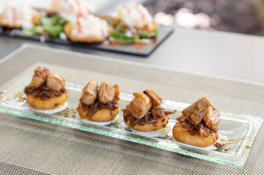 Etle pişirilmiş lezzetli bir yemek ve masada cam bir tabakta servis ediliyor.