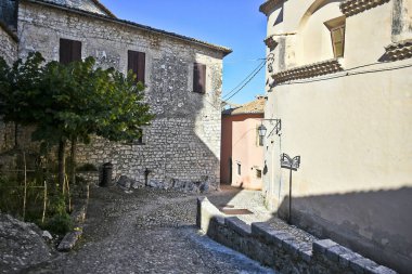 Fumone, Lazio, İtalya 'da evler arasında güzel dar bir kaldırım taşı geçidi