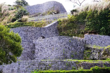 Güneş ışığıyla harap olmuş bir şatonun güzel manzarası.