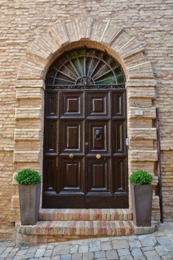 İtalya 'nın Marche bölgesinde bir ortaçağ kasabası olan Civitanova Alta' daki eski bir evin kapısı..