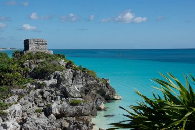 Tulum kıyısındaki Turkuaz Karayip Okyanusu Quintana Roo, Meksika Yucatan yarımadasındaki harabeleri