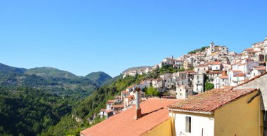 İtalya 'nın Basilicata bölgesinde bir köy olan Rivello' nun Manzarası..