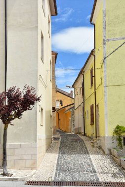 İtalya 'nın Molise bölgesinde bir Macchiagodena köyünde dar bir sokak..
