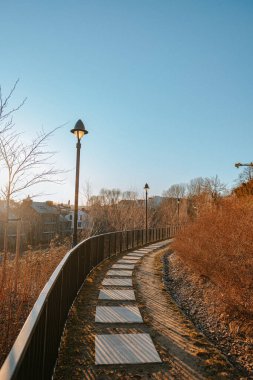 Mahallenin yanındaki taş bir fayans patikasının dikey görüntüsü.