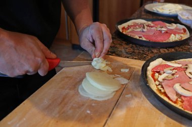 Evde orijinal İtalyan pizzası yapan bir adam, geleneksel hazırlık.