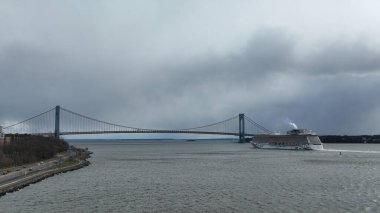 Kraliyet Karayip yolcu gemisi Marş 'ın yukarıdaki körfezdeki New York' tan kalkıp Verrazano Köprüsü 'ne doğru giden hava görüntüsü.