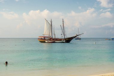Neşeli Korsanlar Aruba sahilinden görüldü. Palm Beach, Aruba 'dan deniz manzarası. Sahilden sakin okyanus manzarası.