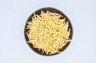 Beyaz arka planda çiğ trofie makarna manzarası