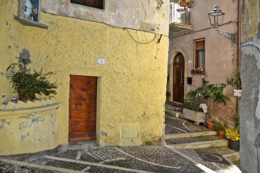 Fiuggi, Lazio, İtalya 'daki evler arasında güzel dar bir kaldırım taşı geçidi