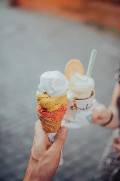 Tiro Vertical Sorvete Cone Uma Xícara Sendo Realizada Por Casal — Fotografia de Stock