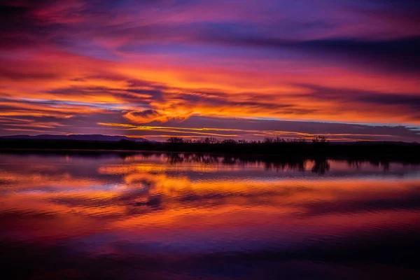 Une Belle Vue Panoramique Coucher Soleil Coloré Sur Lac Reflété — Photo