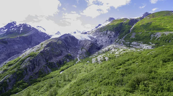 アラスカのバルデスへの道にあるワージントン氷河の空の景色 — ストック写真