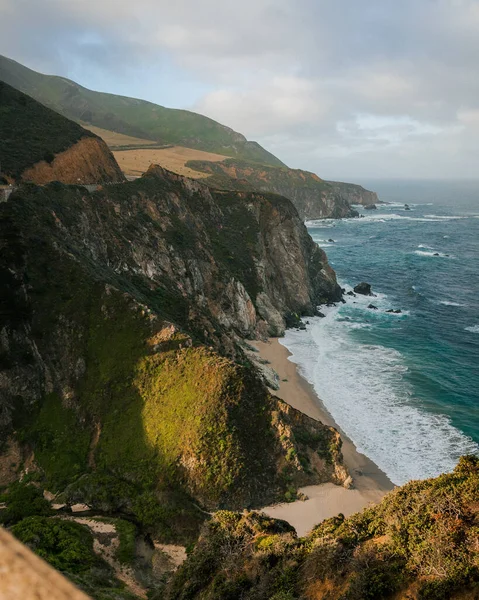 Vertical High Angle Shot Ocean Waves Hitting Coast Cliffs — Stock Photo, Image