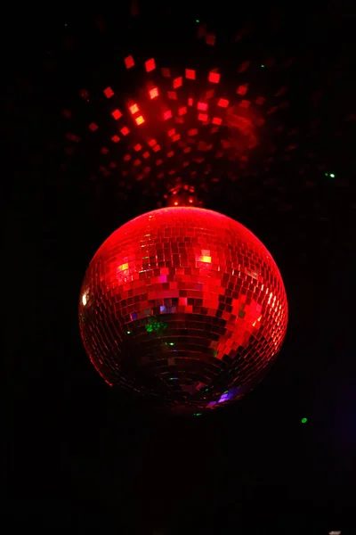 Beau Cliché Une Boule Disco Rouge Qui Brille Dans Noir — Photo