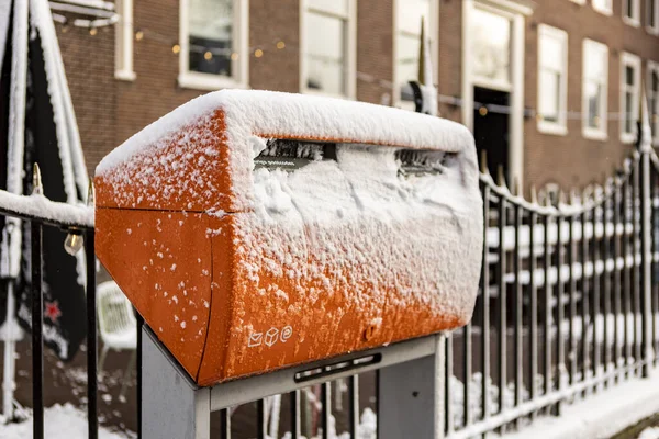 Scatola Postale Arancione Rossa Olandese Coperta Neve Nelle Strade Del — Foto Stock