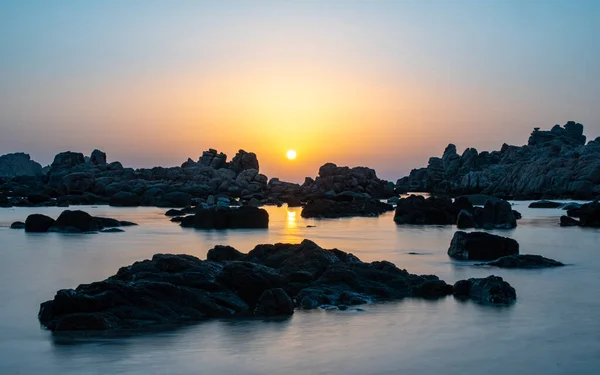 Ein Panoramablick Auf Den Felsenteich Gegen Sonnenuntergang — Stockfoto