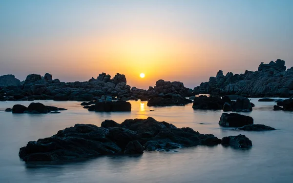 Tiro Panorâmico Lagoa Rochosa Contra Pôr Sol — Fotografia de Stock