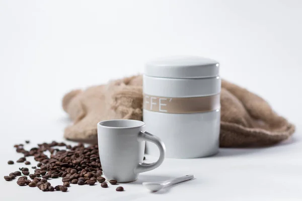 Une Tasse Café Avec Des Grains Torréfiés Récipient Isolé Sur — Photo