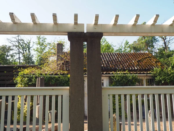 View Fence Suburban House Surrounded Greenery Daytime — Stock Photo, Image