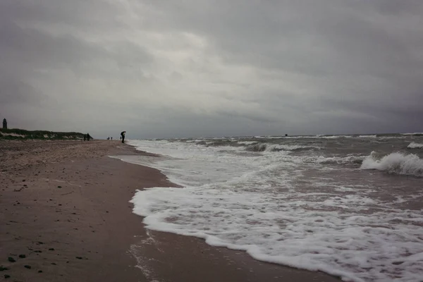 Eine Ruhige Szenerie Der Meereswellen Die Einem Bewölkten Tag Auf — Stockfoto